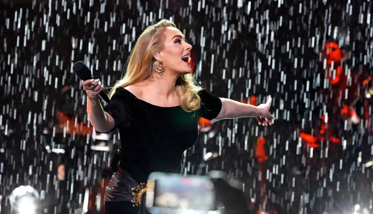 ادل برای نخستین بار به دنیای بازیگری وارد می‌شود