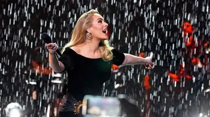 ادل برای نخستین بار به دنیای بازیگری وارد می‌شود