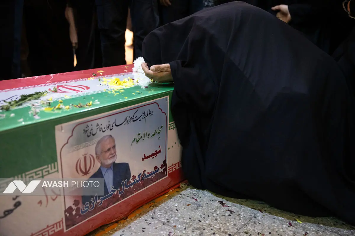 مراسم خاکسپاری پیکر شهید کمال خرازی