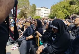  آزیتا حاجیان، امیر آقایی، فرهاد اصلانی، بهرام افشاری و ایرج طهماسب در مراسم تشییع اکبر عبدی/ فیلم