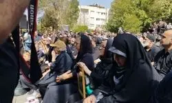  آزیتا حاجیان، امیر آقایی، فرهاد اصلانی، بهرام افشاری و ایرج طهماسب در مراسم تشییع اکبر عبدی/ فیلم