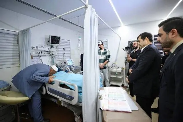 وزیر ورزش از کاظمی عیادت کرد/ بوسه پدر بر دست صابر