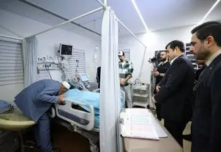 وزیر ورزش از کاظمی عیادت کرد/ بوسه پدر بر دست صابر