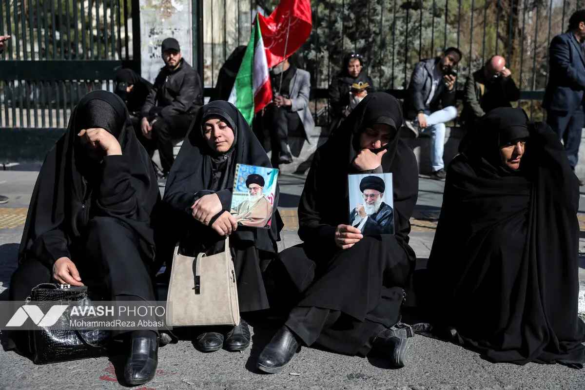 تجمع سوگواران رهبر شهید انقلاب در میدان انقلاب تهران