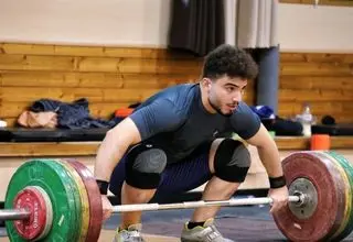 توسط سرپرست کاروان ایران، پاداش وزنه‌بردار طلایی کشورمان پرداخت شد