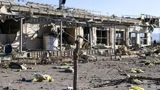 آثار حمله هوایی به مجتمع بین راهی در زنجان