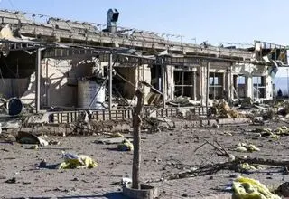 آثار حمله هوایی به مجتمع بین راهی در زنجان