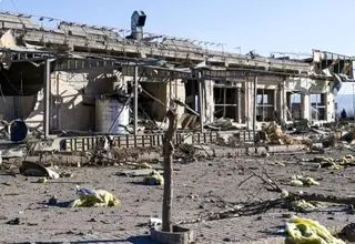 آثار حمله هوایی به مجتمع بین راهی در زنجان