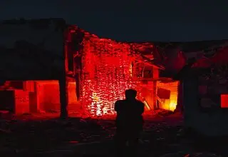 مداحی سوزناک حسین فخری در جوار قتلگاه دانش‌آموزان میناب/ ببینید