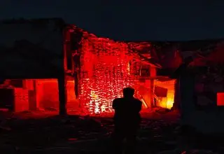مداحی سوزناک حسین فخری در جوار قتلگاه دانش‌آموزان میناب/ ببینید