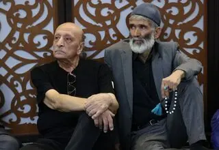 اصغر سمسارزاده و مهران غفوریان در مراسم یادبود اکبر عبدی/ فیلم