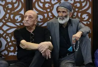 اصغر سمسارزاده و مهران غفوریان در مراسم یادبود اکبر عبدی/ فیلم