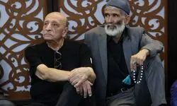 اصغر سمسارزاده و مهران غفوریان در مراسم یادبود اکبر عبدی/ فیلم