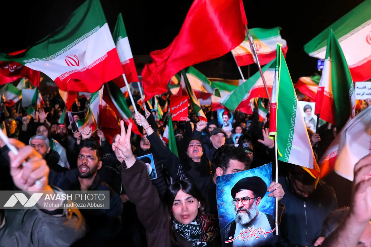 هفتمین شب تجمع مردم تهران در سوگ رهبر شهید