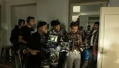 دستیار اول سریال «بیست و یک» در کورس دو اتومبیل آسیب دید