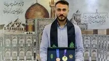 اهدای مدال قهرمانی ملی‌پوش فوتبال ساحلی به موزه آستان قدس