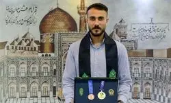 اهدای مدال قهرمانی ملی‌پوش فوتبال ساحلی به موزه آستان قدس