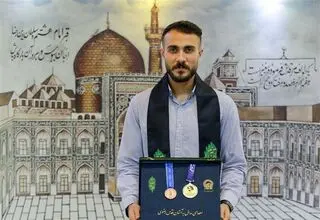 اهدای مدال قهرمانی ملی‌پوش فوتبال ساحلی به موزه آستان قدس