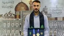 اهدای مدال قهرمانی ملی‌پوش فوتبال ساحلی به موزه آستان قدس