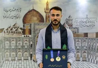 اهدای مدال قهرمانی ملی‌پوش فوتبال ساحلی به موزه آستان قدس