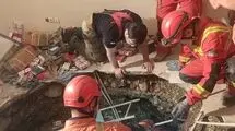 فروکش کردن کف ساختمان در میدان بهارستان/ چهار نفر زنده از گودال خارج شدند + عکس 