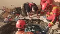 فروکش کردن کف ساختمان در میدان بهارستان/ چهار نفر زنده از گودال خارج شدند + عکس 