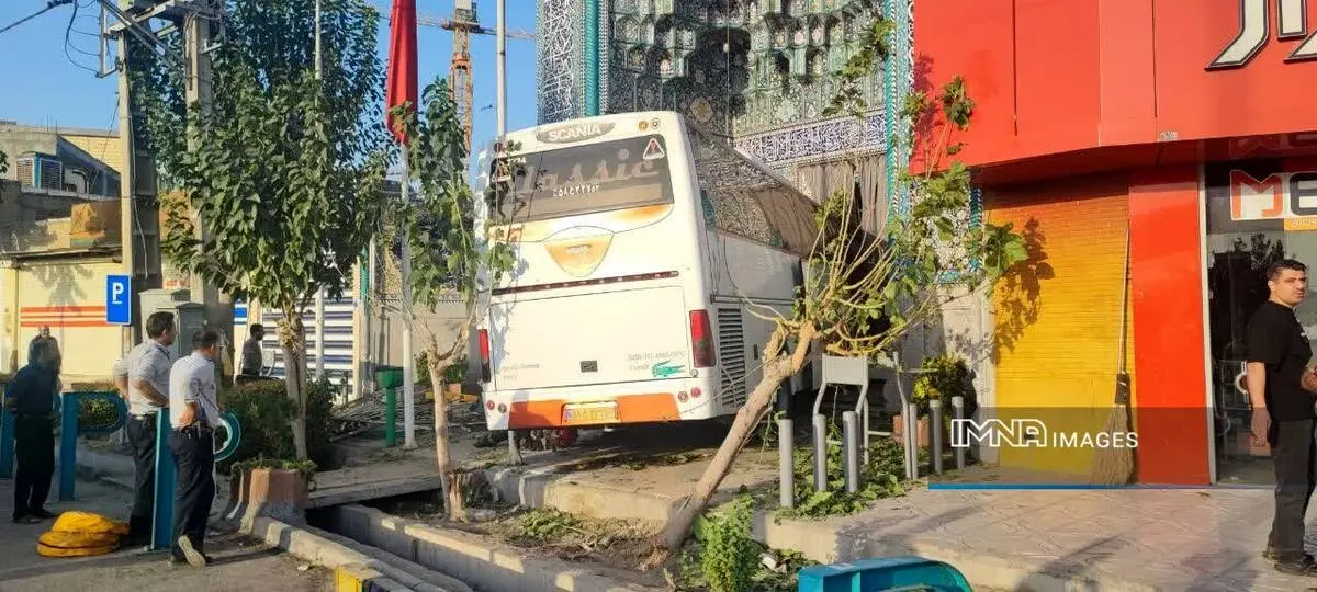 ورود یک اتوبوس به مسجد