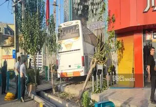 ورود یک اتوبوس به مسجد