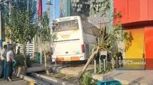 ورود یک اتوبوس به مسجد