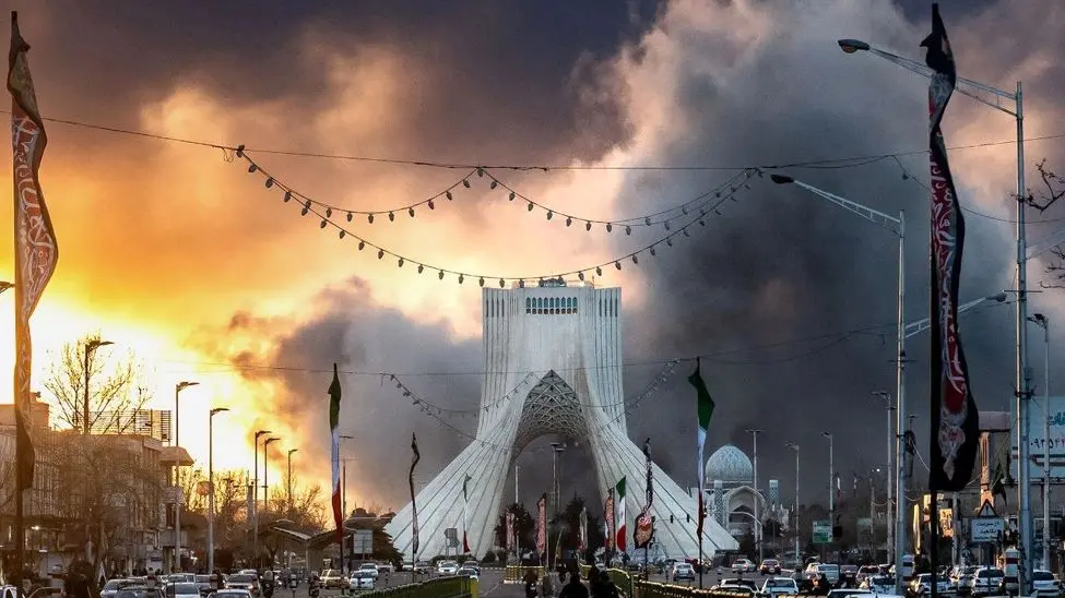 صدای مهیب انفجار در مناطقی از تهران / تخریب ساختمان قدیمی و تاریخی مجلس در حملات بامداد روز جمعه + فیلم و عکس