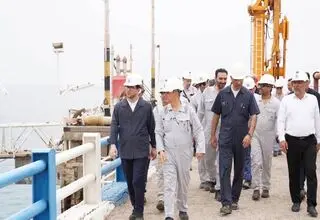 بازدید معاون وزیر نفت از خسارت‌های وارده به پالایشگاه لاوان 