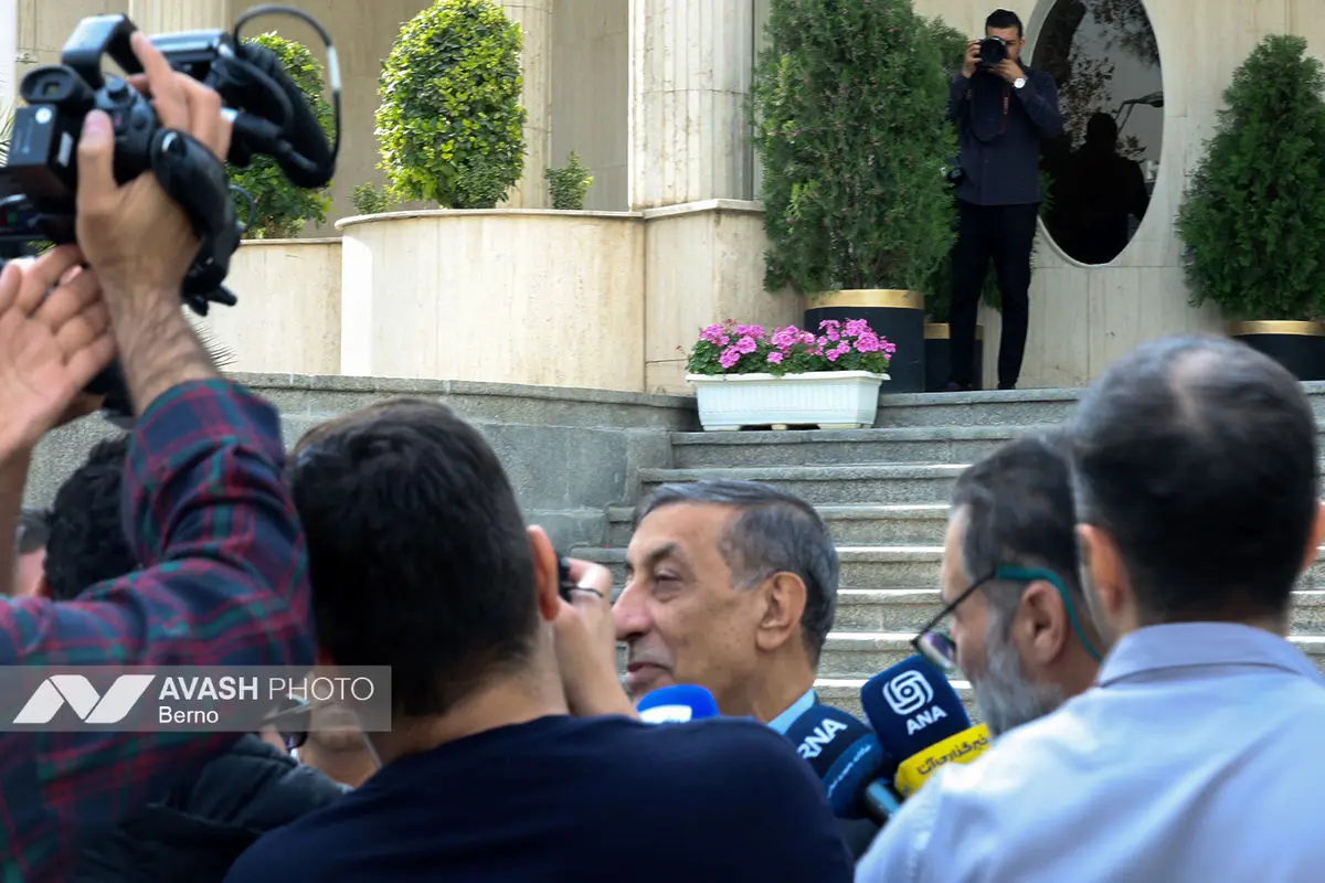 اعضای هیأت دولت در جمع خبرنگاران