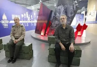حضور لاریجانی در نمایشگاه «در لباس سربازی»