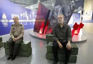 حضور لاریجانی در نمایشگاه «در لباس سربازی»