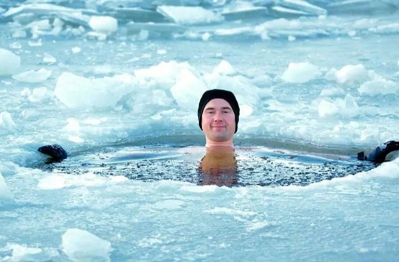 شنا در رودخانه یخ‌زده