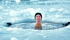 شنا در رودخانه یخ‌زده