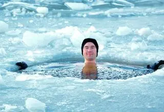 شنا در رودخانه یخ‌زده