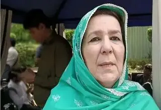 سقوط خواهر عمران خان در جوی آب +فیلم