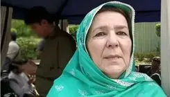 سقوط خواهر عمران خان در جوی آب +فیلم
