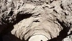 سقوط خطرناک دختر بیچاره در استخر وسط خیابان!