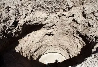 سقوط خطرناک دختر بیچاره در استخر وسط خیابان!