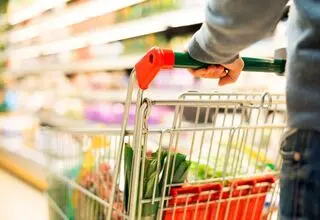 رصد هفتگی بازار کالاهای اساسی؛ گرانی مرغ و لبنیات و کنسرو ماهی