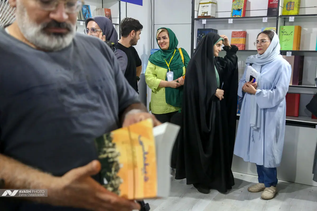 میهمان غرفه انتشارات اطلاعات در سی و ششمین نمایشگاه بین المللی کتاب