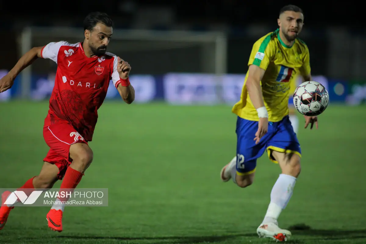 دیدار تیم های فوتبال پرسپولیس تهران و صنعت نفت آبادان