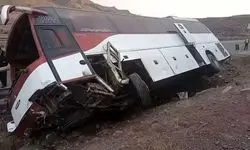یک دستگاه اتوبوس در جاده هراز واژگون شد