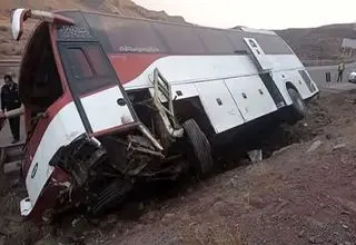 یک دستگاه اتوبوس در جاده هراز واژگون شد