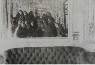 عکس/ اولین سلفی تاریخ ایران با ناصرالدین شاه و زنان حرمسرا