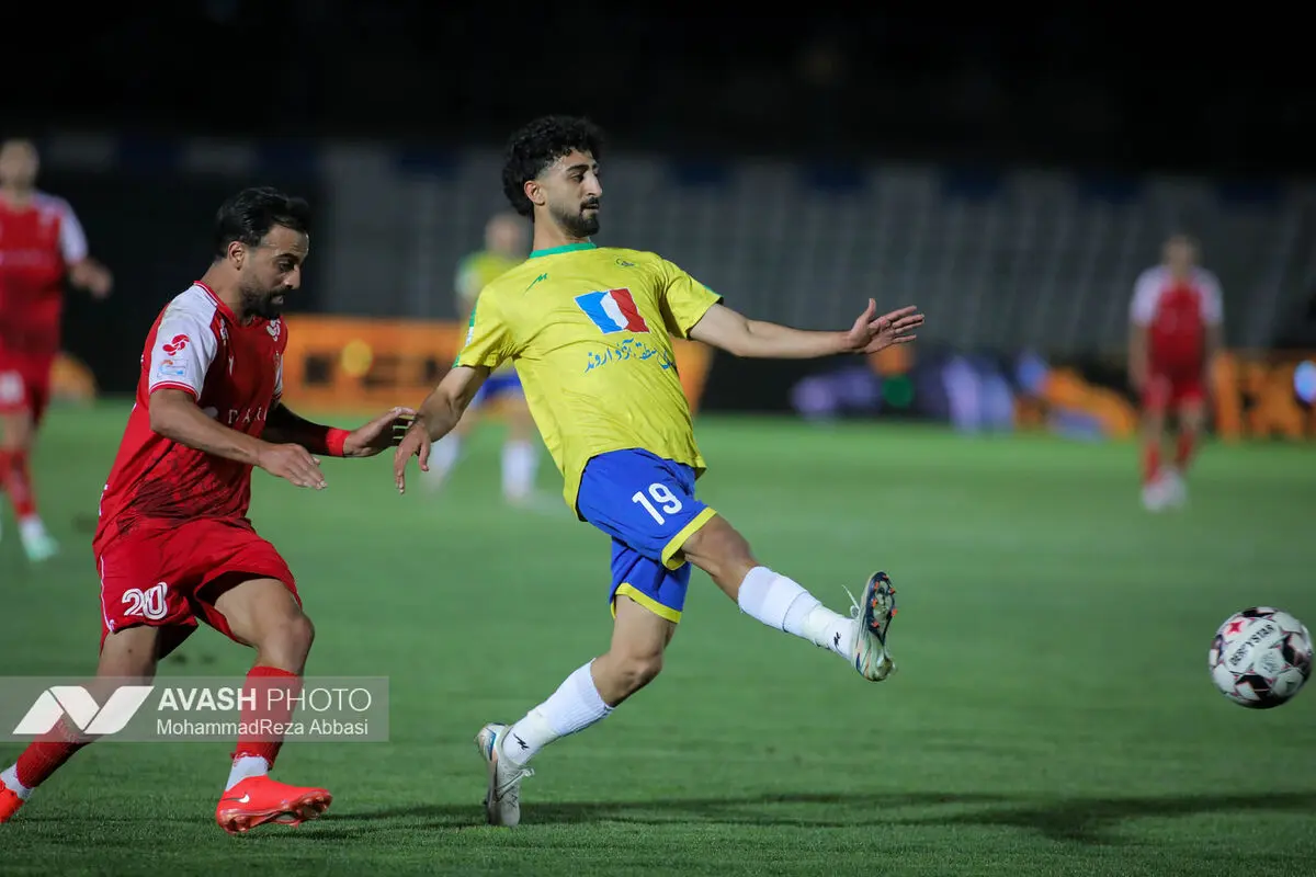 دیدار تیم های فوتبال پرسپولیس تهران و صنعت نفت آبادان