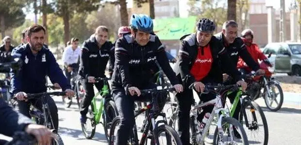 وزیر ورزش دوچرخهسوار شد