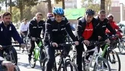 وزیر ورزش دوچرخه‌سوار شد